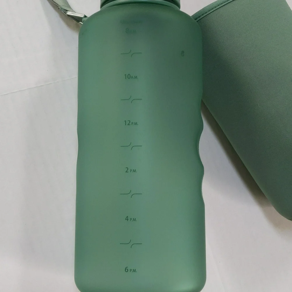 Hydracy, sage green 64 Oz water bottle with insulation/ condensation sle…